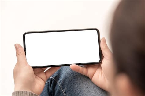 Горизонтальный макет мобильного телефона женщина смотрит видео на ...