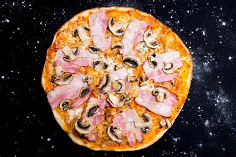 Pizza Napolitana Con Queso Mozzarella Y Tocino Aut Ntica Receta