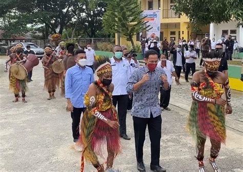 Bersama Stafsus Presiden Billy Mambrasar Mendikbud Kunjungi Kampung