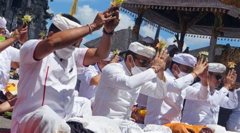 Jajaran Pemkot Denpasar Ngaturang Bakti Penganyar Di Pura Agung Besakih