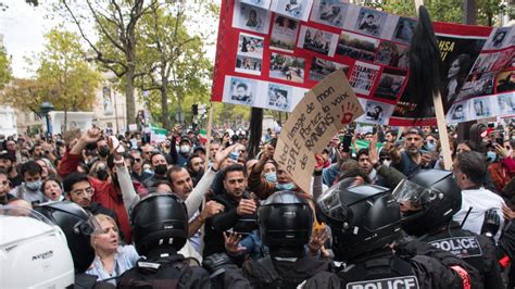 Ciocniri violente la Paris și Londra între manifestanți și polițiști