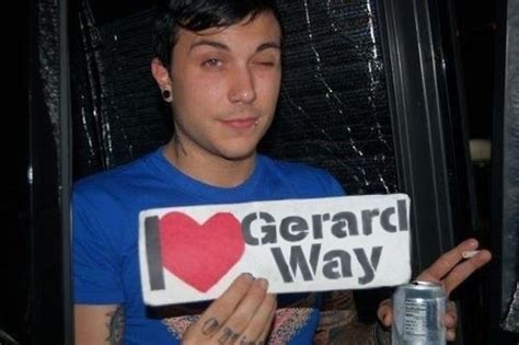 Frank Iero loves Gerard Way by sarahluvflippy333 on DeviantArt