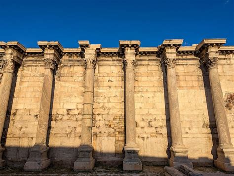 El Templo De Artemisa Es Un Gran Edificio Con Columnas Y Un Cielo Azul