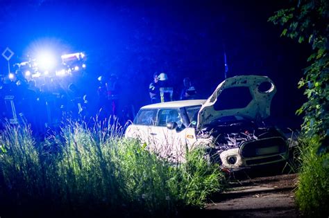 Schwerer Unfall Bei Meschede Auto Wird Auf Wiese Katapultiert