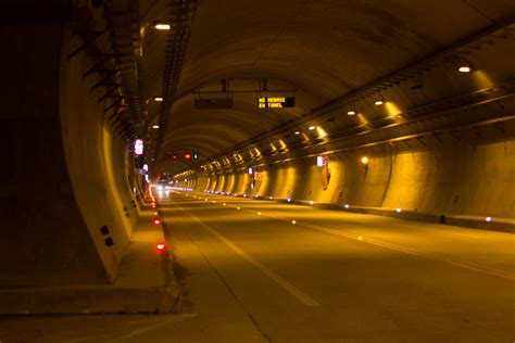 Sistemas ITS en la autopista y los túneles de la super carretera