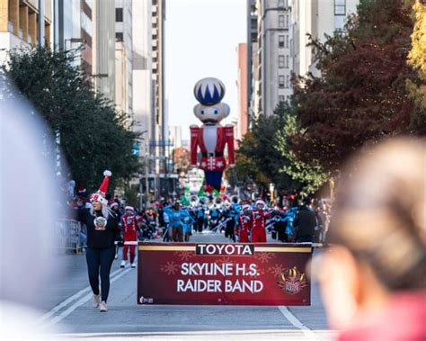 Saturday Morning in Downtown: Dallas Holiday Parade : r/Dallas