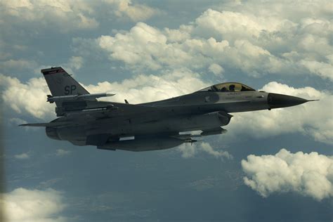 185th Ang Provides Refueling Training To F 16 Fighting Falcons Us