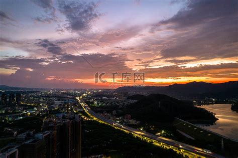 航拍火烧云高速公路水库雨后日落摄影图配图高清摄影大图 千库网