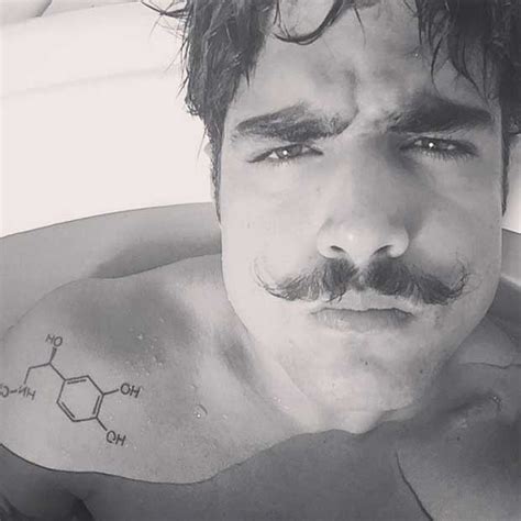 Caio Castro mostra tatuagem da fórmula química da adrenalina Caio