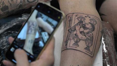 Más que superficial los fanáticos hacen fila para los tatuajes de