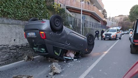 Como Auto Ribaltata In Via Bixio Ferita Donna Di Anni