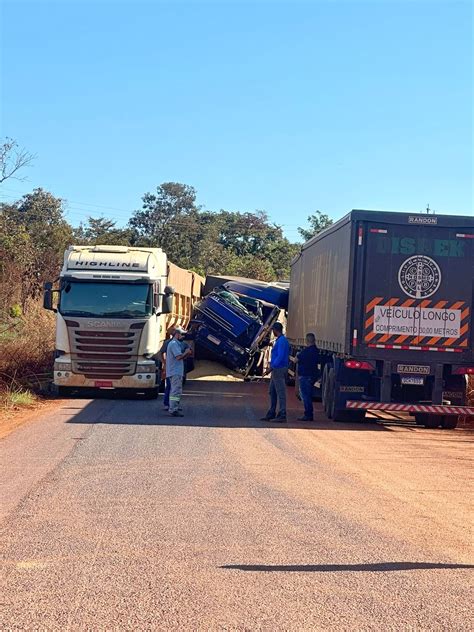 Caminh O Fica Sem Freio E Provoca Acidente Na Mt Em Canarana