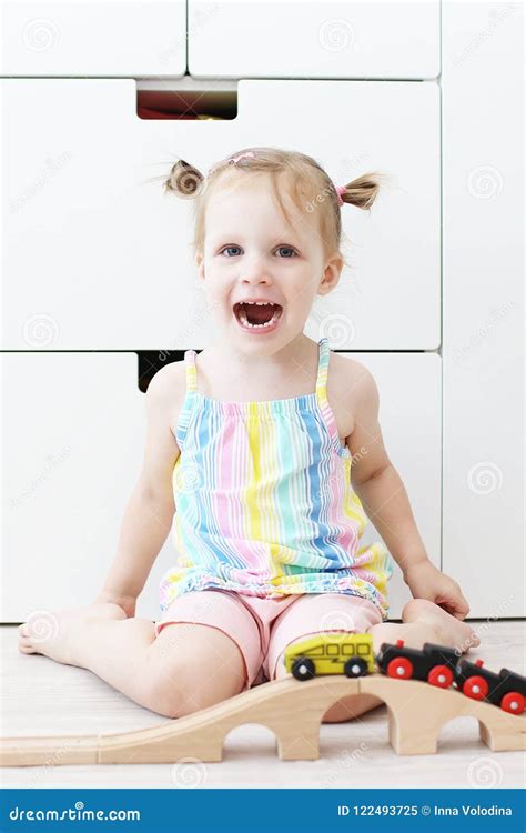 Sorriso Feliz Anos De Menina Que Joga A Estrada De Ferro De Madeira