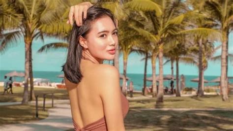 Pose Seksi Wika Salim Pamer Bodi Bikin Netizen Panas Dingin