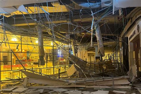 Paura al Centro Commerciale Campania viene giù il contro soffitto La