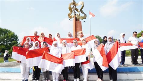 Semarak HUT RI Pemkab OKI Bagikan Ribuan Bendera Merah Putih