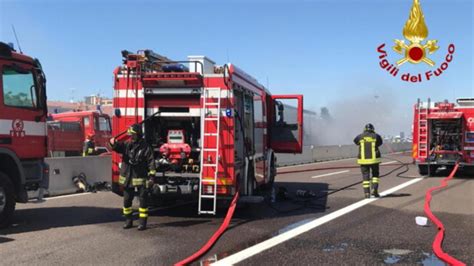 Camion Di Fieno Si Ribalta E Prende Fuoco Incubo Sulla Statale