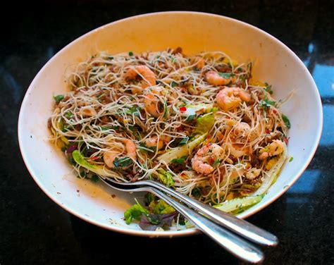 Salade De Crevettes Porc Et Calamars Sautés Avec Des Nouilles La