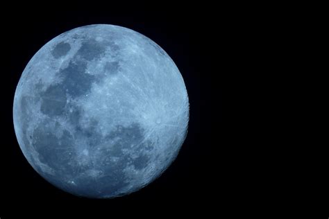 Il raro spettacolo del bacio tra la Superluna blu più grande del 2023