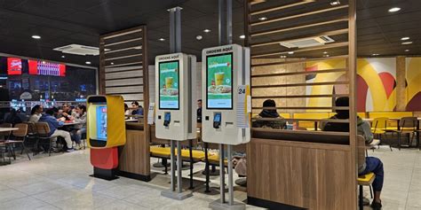 Mcdonalds Renueva Uno De Sus Locales Emblem Ticos En Lima Con