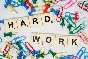 Scrabble Steine zeigen den Text "Work Hard" - Arbeite hart - mit ...