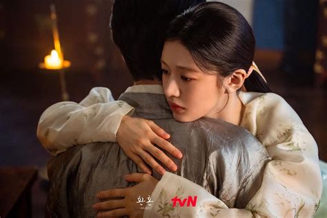 tvN drama on Twitter 점점 깊어지는 부연의 마음 욱X부연 애틋한 포옹 토일 밤 9 10 tvN