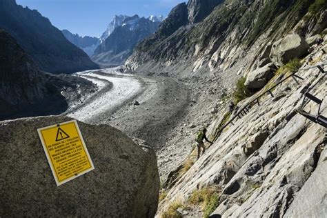 La mer de glace emblématique du recul des glaciers alpins Look at