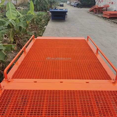 Warehouse Steel Container Loading Dock Ramp Folding Manual Pour