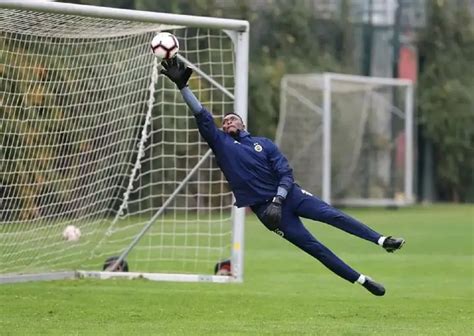 Idriss Carlos Kameni Signe Santa Coloma Et Vise La Coupe Du Monde