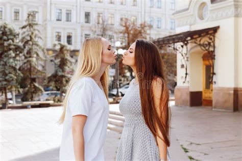 Duas Garotas Felizes Sorrindo Caminham Na Cidade Ensolarada Linda Loira