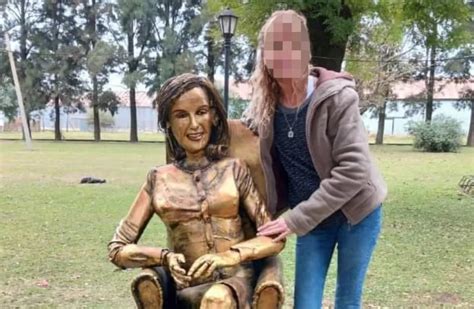 Estatua De Mirtha Legrand Qu Pas En Villa Ca S Con La Escultura