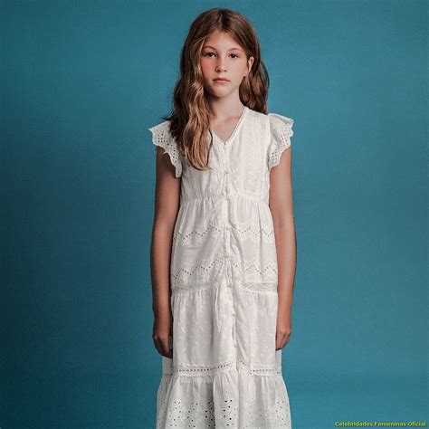 Celebridades Femeninas Oficial Manu Cavinato Belleza Latina Siguen