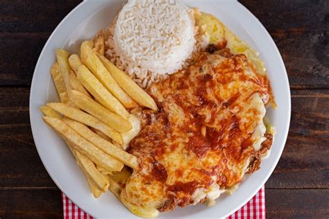 O passo a passo para fazer um filé de carne à parmegiana que derrete na