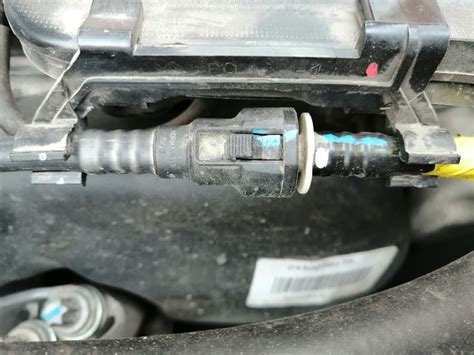 Как рассоединить топливную трубку? — Lada Ларгус, 1,6 л, 2018 года ...