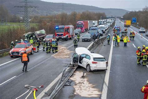 Nach Reifenplatzer Laster rammt Auto und stürzt Böschung hinab