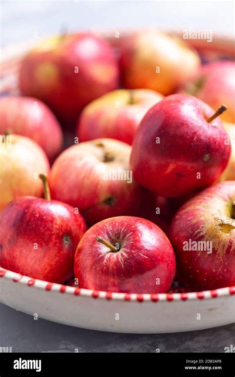 Bol Rouge Pommes Brillantes Banque De Photographies Et Dimages Haute