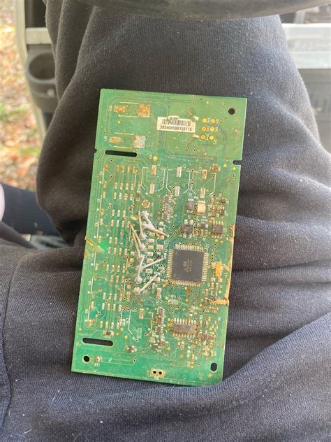 Found tossed in my yard, is it a Remote control thing? : r/howdoesthiswork
