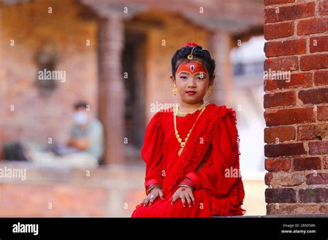 Kumari Pooja En Nepal Una Ni A Nepal Prep Bescente Posa Para Una Foto