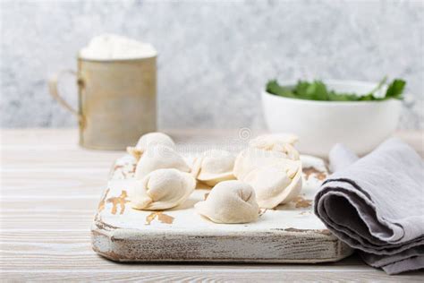 Pelmeni Crudo Sin Cocer Plato Tradicional De Bolas De Cocina Rusa Con