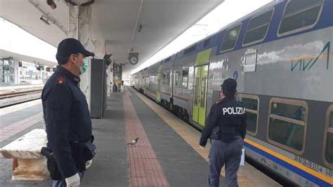 Genova Urina Sui Binari In Stazione Frenata D Emergenza Per Un Treno