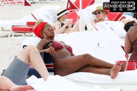 Mary J Blige Sexy Seen Showing Off Her Curves In A Bikini At The Beach