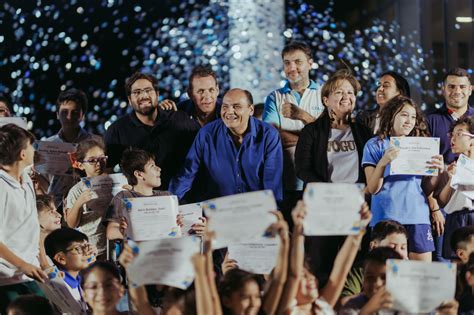 Más de 350 alumnos niños y adultos recibieron sus certificados en el