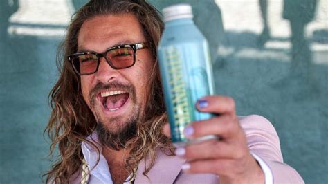 Jason Momoa lanza una edición limitada de un agua con una botella