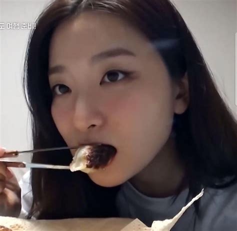 Seulgi Eating Rseulgi