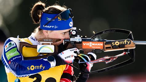 Biathlon La Championne Du Monde Fran Aise Julia Simon Bri Vement En