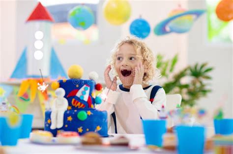 Bambini Festeggiano Il Compleanno Dello Spazio Con La Torta Fotografia