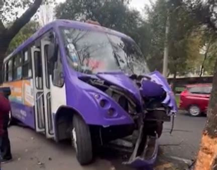 Camión de transporte público choca contra árbol y deja más de 10