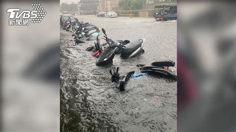 不斷更新／雨彈炸雙北！多地積水、交通癱瘓 騎士被迫推車 Yahoo奇摩汽車機車