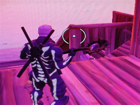 Huge crosshair : r/FortNiteBR