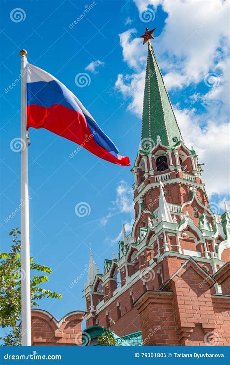 Spasskaya Turm Vom Kreml Und Von Russischer Flagge In Moskau Stockfoto